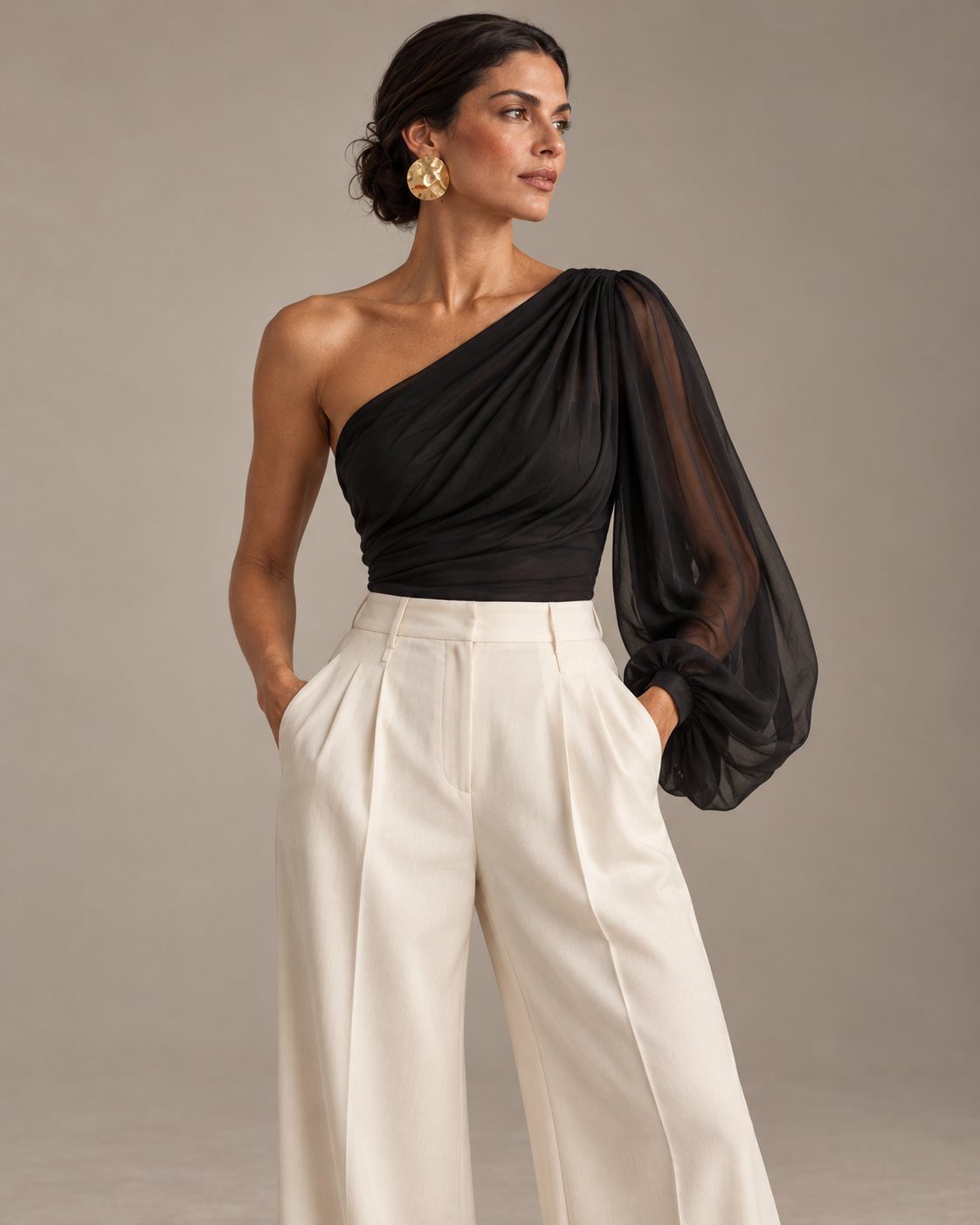 Blusa preta de um ombro com manga de chiffon e calça de alfaiataria off-white
