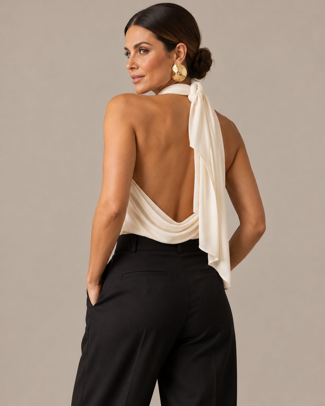 Blusa frente única off-white com nó na nuca e costas abertas